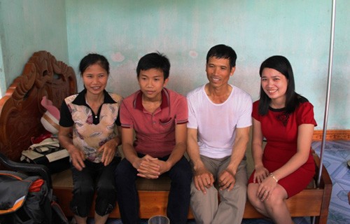 Thủ khoa Học viện Quân y Nguyễn Kim Anh (thứ hai từ trái sang) hạnh phúc bên người thân và cô giáo chủ nhiệm. Ảnh: Lam Sơn.