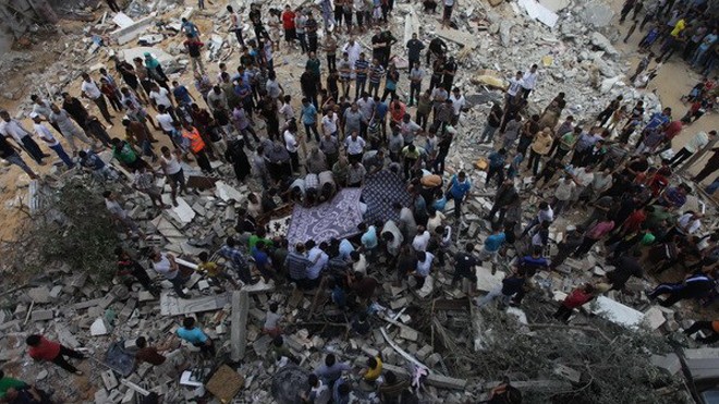  Người dân Palestine nỗ lực tìm kiếm người sống sót dưới đống đổ nát sau vụ không kích của Israel. (Nguồn: THX/TTXVN) 