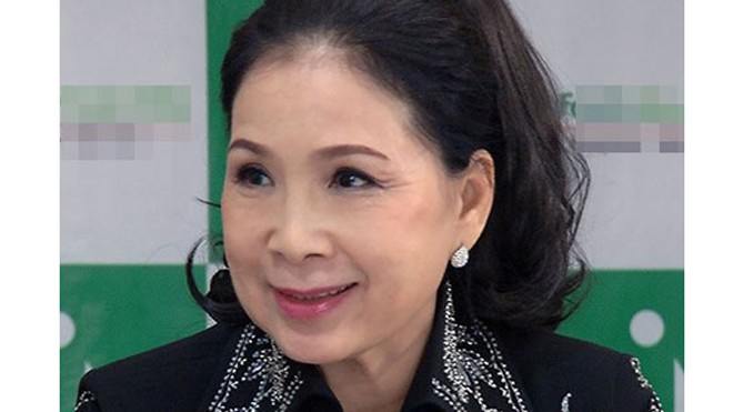 NSƯT Kim Xuân "hứng đá" vì quá ác trong Vòng xoáy tình yêu. 