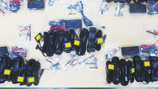 Những thiết bị phá sóng máy bắn tốc độ của CSGT bị hải quan thu giữ vào giữa tháng 7.2014 - Ảnh: Đình Sơn 