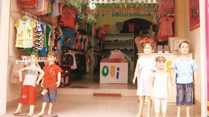 Cửa hàng bán quần áo trẻ em vắng hoe trong “tháng cô hồn”. 