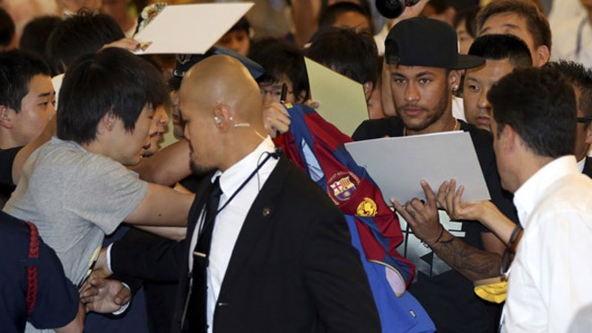 Neymar được CĐV Nhật Bản chào đón
