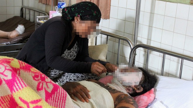 Chị Pha Si Giá đang được mẹ chăm sóc tại bệnh viện đa khoa Đồng Nai.