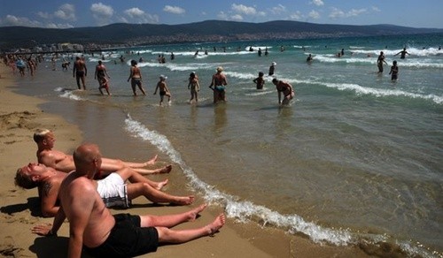 Bãi biển Sunny Beach ở Bulgaria rất đông khách Nga. Ảnh: AFP