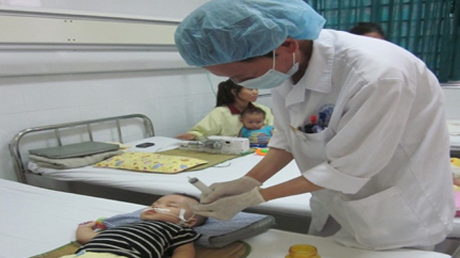 Điều dưỡng Nguyễn Bằng Giang đang chăm sóc cho bé Gia Bảo. Ảnh: P.T