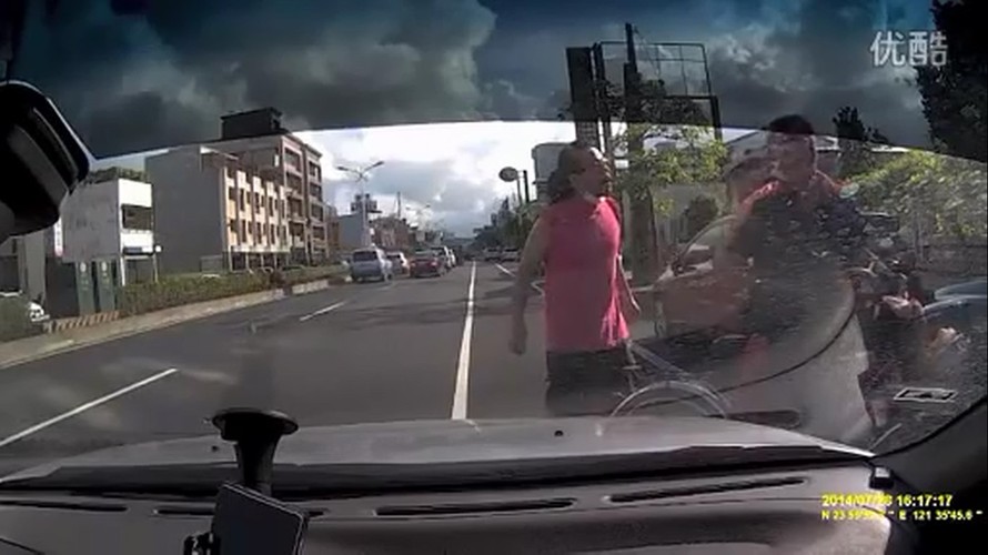 Bị gã đàn ông chặn đầu xe ăn vạ, nữ tài xế... ăn vạ lại