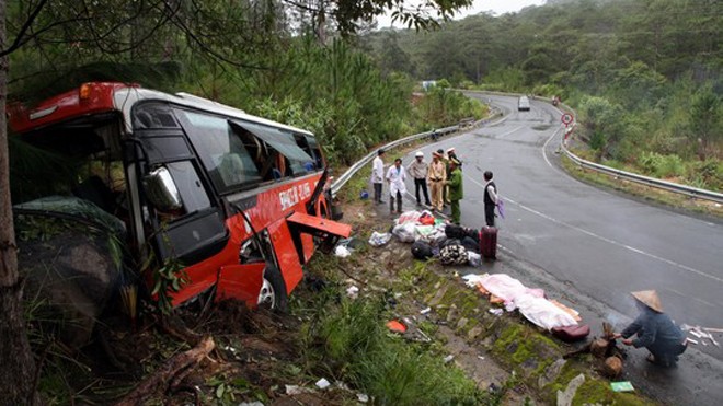 Xe khách đâm vách núi, 48 người chết và bị thương