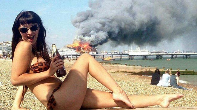 Louisa Foley trở thành tâm điểm chú ý của dân mạng sau khi đăng tải bức hình tạo dáng bên đám cháy lớn.
