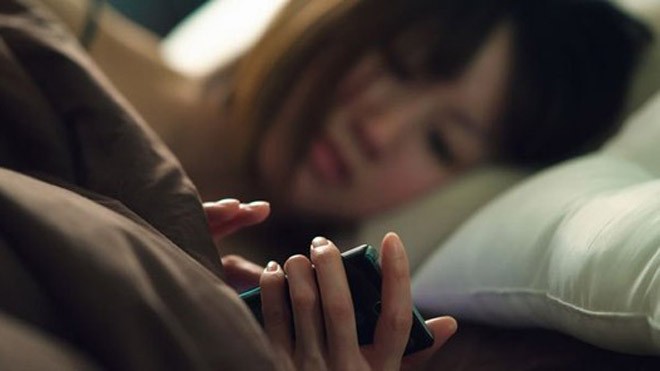 Những lý do bạn không nên ngủ với điện thoại