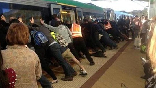 Hơn 50 hành khách đẩy xe lửa nghiêng về một bên cứu người đàn ông. Ảnh: News.com.au