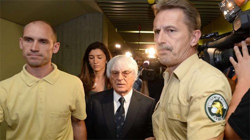 Bernie Ecclestone (giữa) tại phiên tòa hôm 5/8. Ảnh: Sportal.