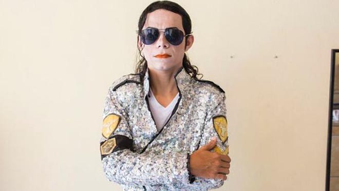 Antonio Gleidson Rodrigues hiện kiếm sống bằng nghề đóng thế ca sĩ Michael Jackson. Ảnh: Barcroft
