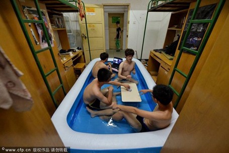 Nhóm sinh viên thoải mái chơi trong chiếc bể bơi. (Nguồn: cfp.cn) 