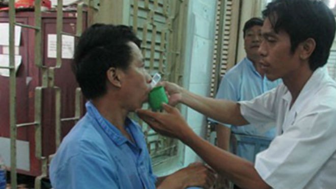 Điều dưỡng Nguyễn Văn Cư tận tình cho những bệnh nhân uống thuốc 