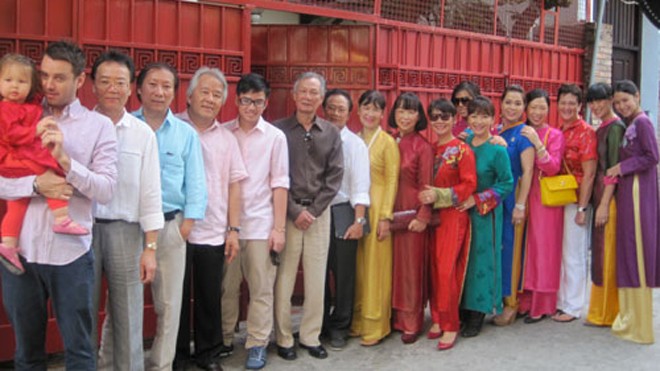 Ca sĩ Trịnh Vĩnh Trinh (áo dài xanh, thứ sáu từ phải qua) bên đại gia đình các anh, chị em.