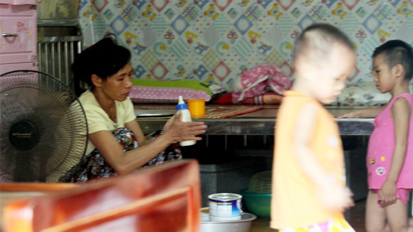 Các cháu bị bỏ rơi, có hoàn cảnh khó khăn... đang được nuôi dưỡng tại chùa Bồ Đề (ảnh chụp sáng 12-8-2014). Ảnh: Phú Khánh