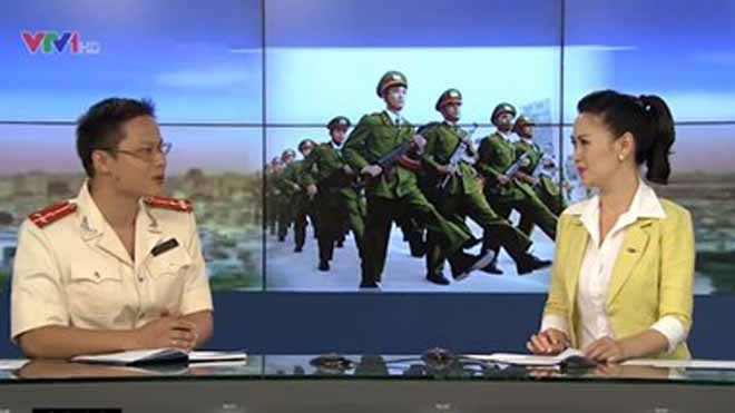 Thượng úy Nguyễn Thanh Tuấn (trái) trong trường quay Bản tin Chào buổi sáng. (Ảnh: VTV News) 