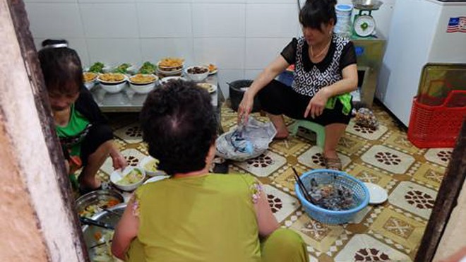 Cảnh chen chúc làm mâm cỗ tại 1 gia đình ngõ Phất Lộc - Hàng Buồm - Hà Nội