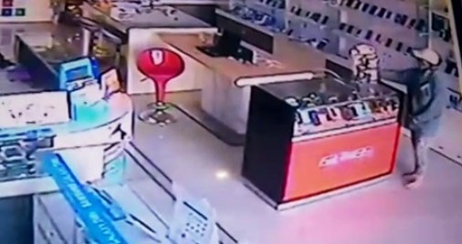 Người phụ nữ trung niên trộm điện thoại bị camera của cửa hàng ghi hình lại. 