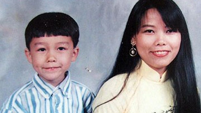 Nguyễn Bé Lory cùng với mẹ khi vừa sang Mỹ năm 1998.