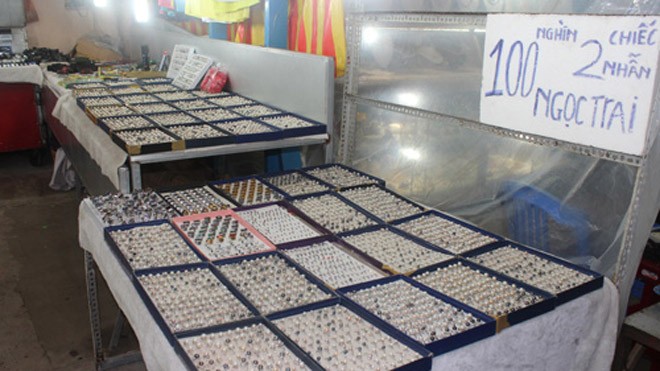  Ngọc trai giá rẻ bèo bày bán tại chợ đêm Dinh Cậu (thị trấn Dương Đông, Phú Quốc) - Ảnh: T. Trình 