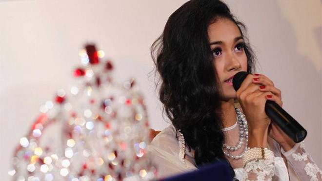 May Myat Noe cho biết sẽ chỉ trả lại vương miện sau khi được ban tổ chức Miss Asia Pacific World xin lỗi. Trong khi đó, nhà tổ chức cho rằng Hoa hậu đã nhận lời bơm ngực, nhưng sau khi nhận tiền, cô nàng "cuỗm" nó và bỏ trốn. 