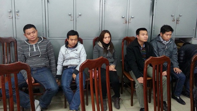 Nguyễn Huy Long (ngoài cùng bên phải) cùng các đối tượng trong ổ nhóm sử dụng thẻ tín dụng giả