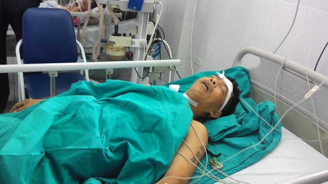 Lái xe Nguyễn Hữu Thọ đang được điều trị tại bệnh viện Đa khoa tỉnh Lào Cai. Ảnh: Tùng Duy