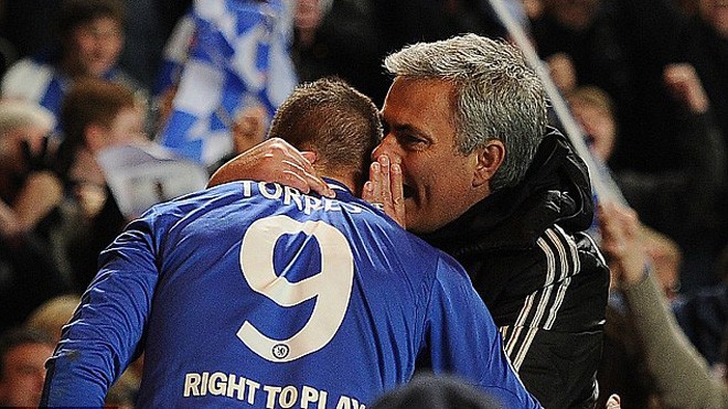 Chelsea tạm treo áo số 9 của Torres