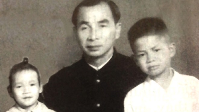 Giáo sư Đặng Vũ Hỷ và con trai Đặng Vũ Minh, con gái Đặng Kim Chi sau Hoà bình 1954 - Ảnh: Gia đình cung cấp 