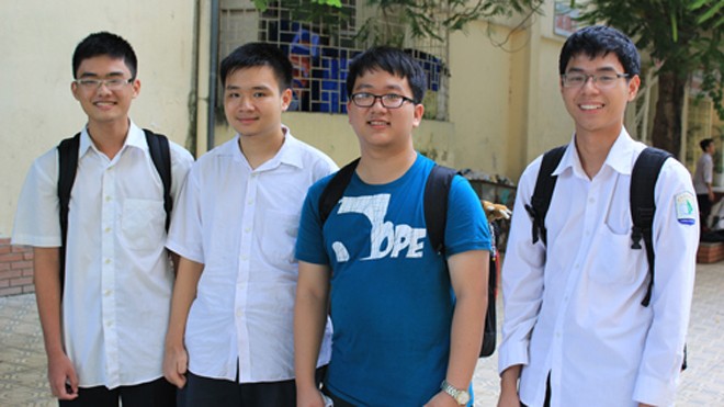 Vũ (áo xanh) bên cạnh các " học trò" trong đội tuyển thi tin học của trường Chuyên Sư phạm. Ảnh: Hoàng Phương.