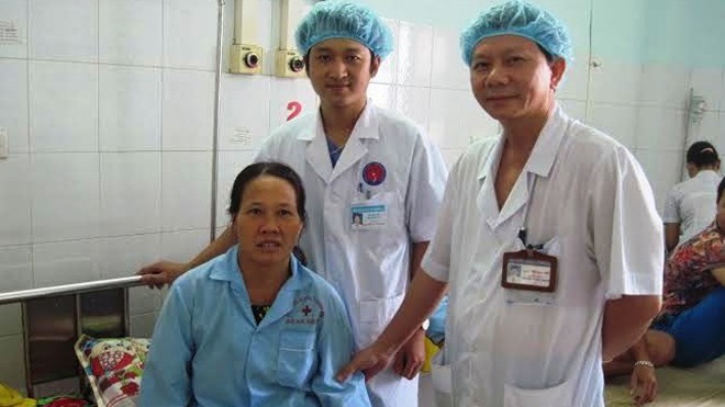 Bác sĩ Trần Văn Thiết (đứng bên phải)- người mổ thành công khối u quái cho bệnh nhân Tư. 