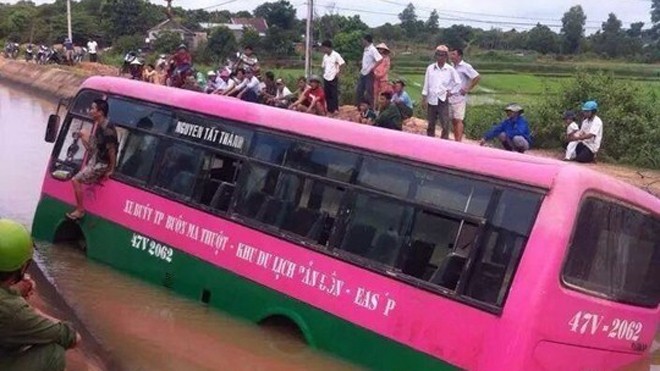 Xe buýt nằm giữa kênh vì tài xế bất cẩn