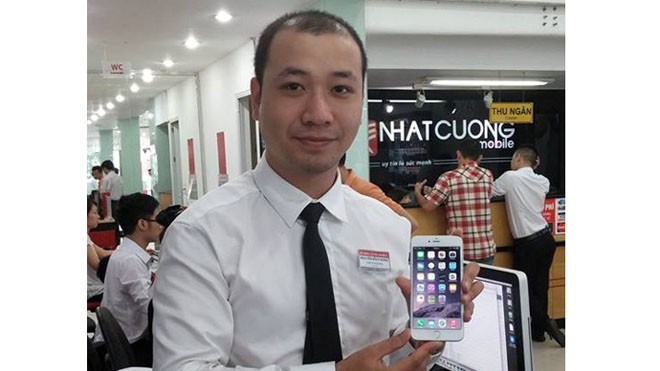 Chân dung vị khách sở hữu chiếc iPhone 6 Plus tại Hà Nội. 