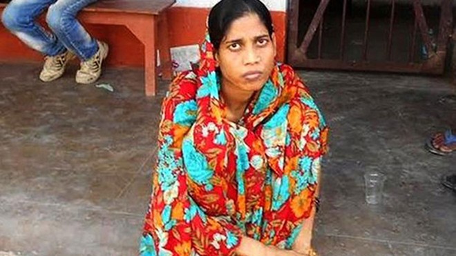 Gunja Devi bẩn thỉu, đói khát khi được giải cứu sau 3 năm bị nhốt trong nhà vệ sinh. Ảnh: Telegraph.