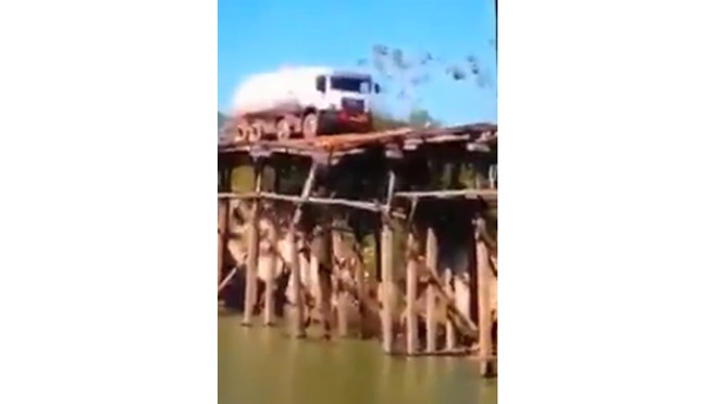 Xe bồn chìm xuống sông vì đánh liều qua cầu gỗ
