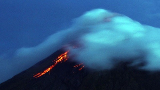 Dung nham đỏ rực chảy ra từ miệng núi lửa Mayon ngày 17/9. 