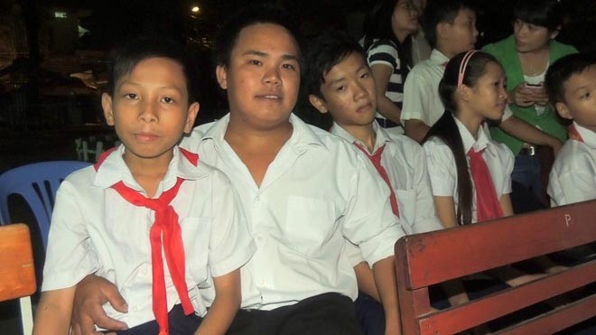 Nguyễn Hoàng Anh trong lớp học với các học sinh lớp 1. 
