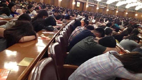 Các sinh viên ngủ gục xuống bàn trong giờ giảng của giáo sư Wu. Ảnh: cyol.net