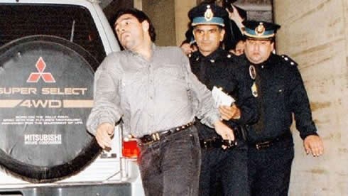 Thời ở Italy, Maradona từng bị bắt giam vì tàng trữ và sử dụng ma túy.