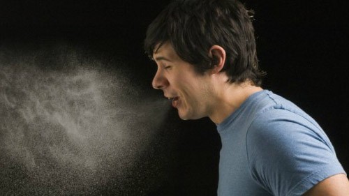 Một cú hắt hơi mạnh có thể giải phóng các giọt nước bọt mang theo 100.000 vi khuẩn vào không khí trong bán kính 3,5 mét. Ảnh: wellcome.