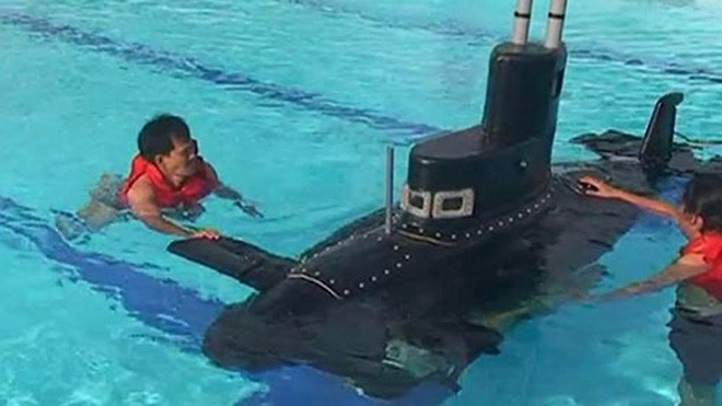 Chiếc tàu ngầm Yết Kiêu 1 được ông Trân thử nghiệm trong hồ bơi năm 2010. Ảnh: Nguoilaodong.