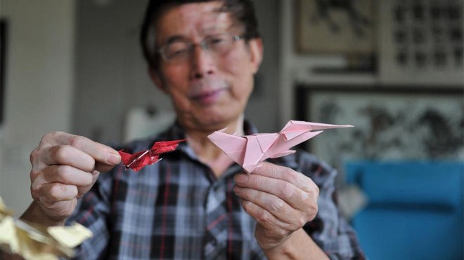 Thầy giáo gấp máy bay giấy suốt 60 năm