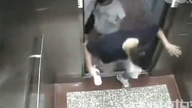 Người thanh niên bị kẹt nửa người trong thang máy