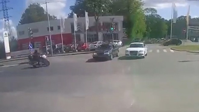 Người văng lên nóc ô tô sau cú đâm kinh hoàng