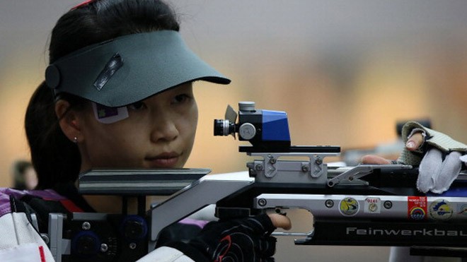 Một trong 3 thành viên của đội bắn súng trường hơi 10m của Trung Quốc - Ảnh: AFP 