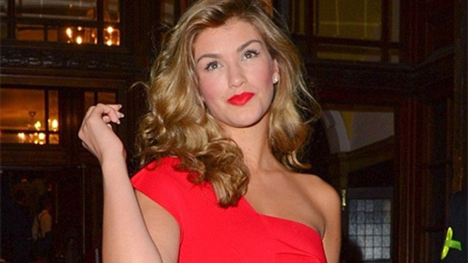 Hoa hậu Anh Amy Willerton đẹp rực rỡ với váy đỏ