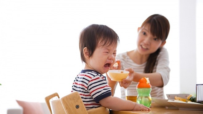 Việc nhồi nhét trẻ ăn vô hình chung cha mẹ đang gây bệnh cho trẻ (Ảnh minh họa)