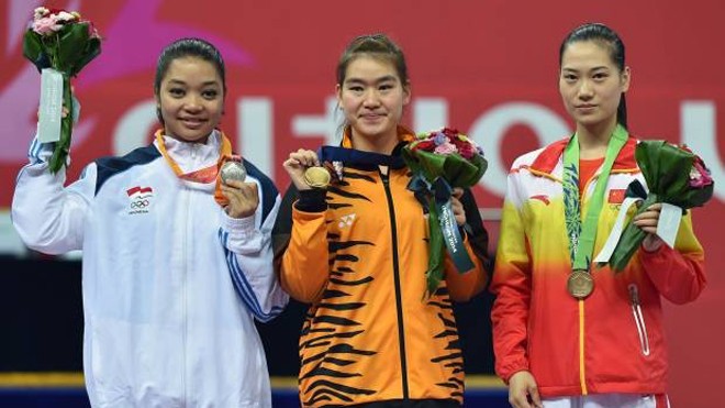 Tai Cheau Xuen (giữa) bị phát hiện dính đến doping và phải nhường HCV cho VĐV của Indonesia (áo trắng). 