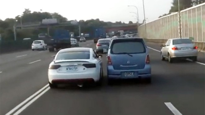 Hai xe ô tô tranh nhau một làn đường​